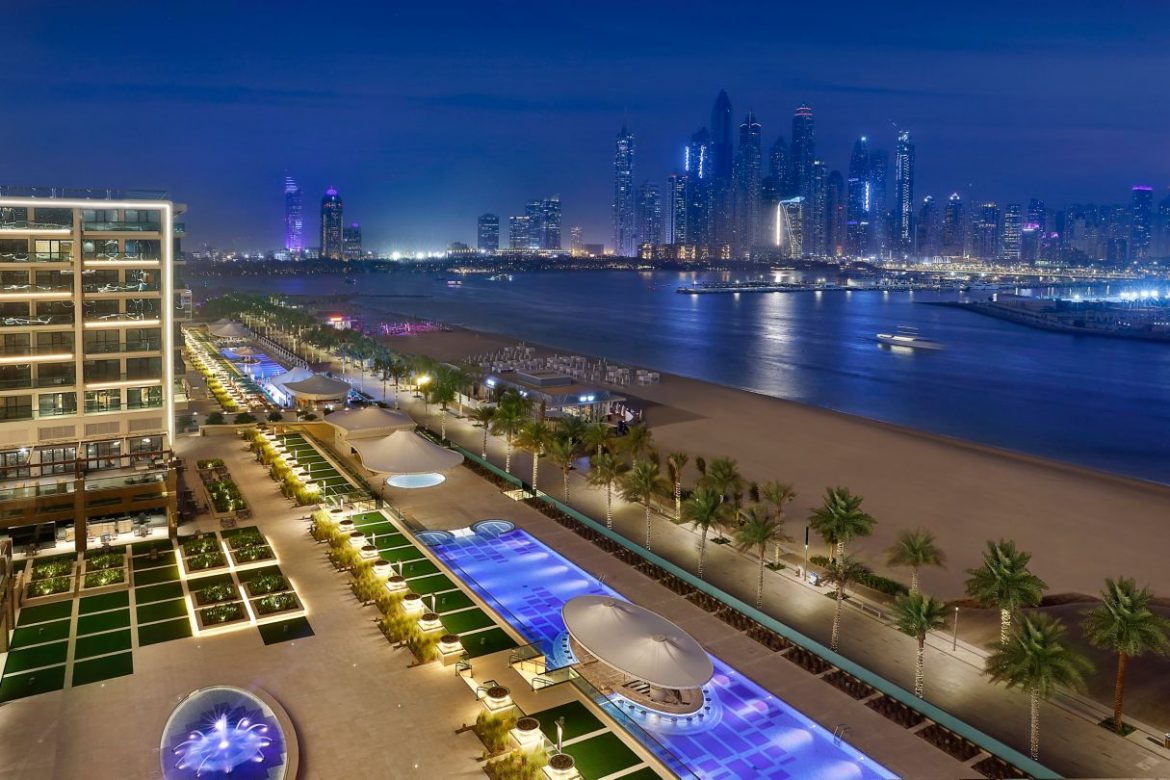 Marriott Resort Palm Jumeirah vista de noche al puerto deportivo de Dubai
