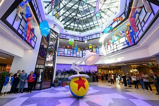 Pixar Ball and Lamp del vestíbulo del Pixar Place Hotel